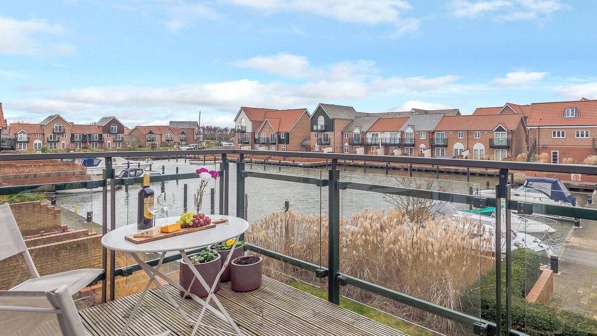 Lincoln Cottage | 2 bedroom accommodation in Burton Water, Lincoln