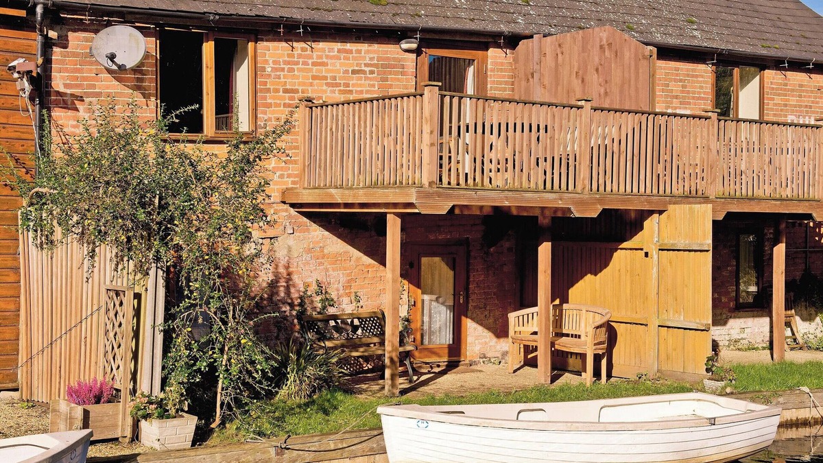 Smallburgh Cottage | 2 bedroom accommodation in Wayford Bridge, near Stalham