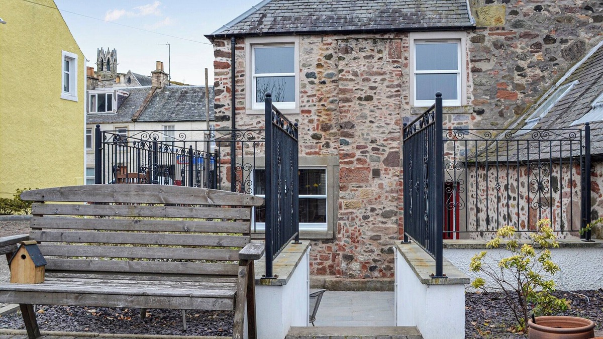 Abernethy Cottage | 2 bedroom accommodation in Abernethy, Perth