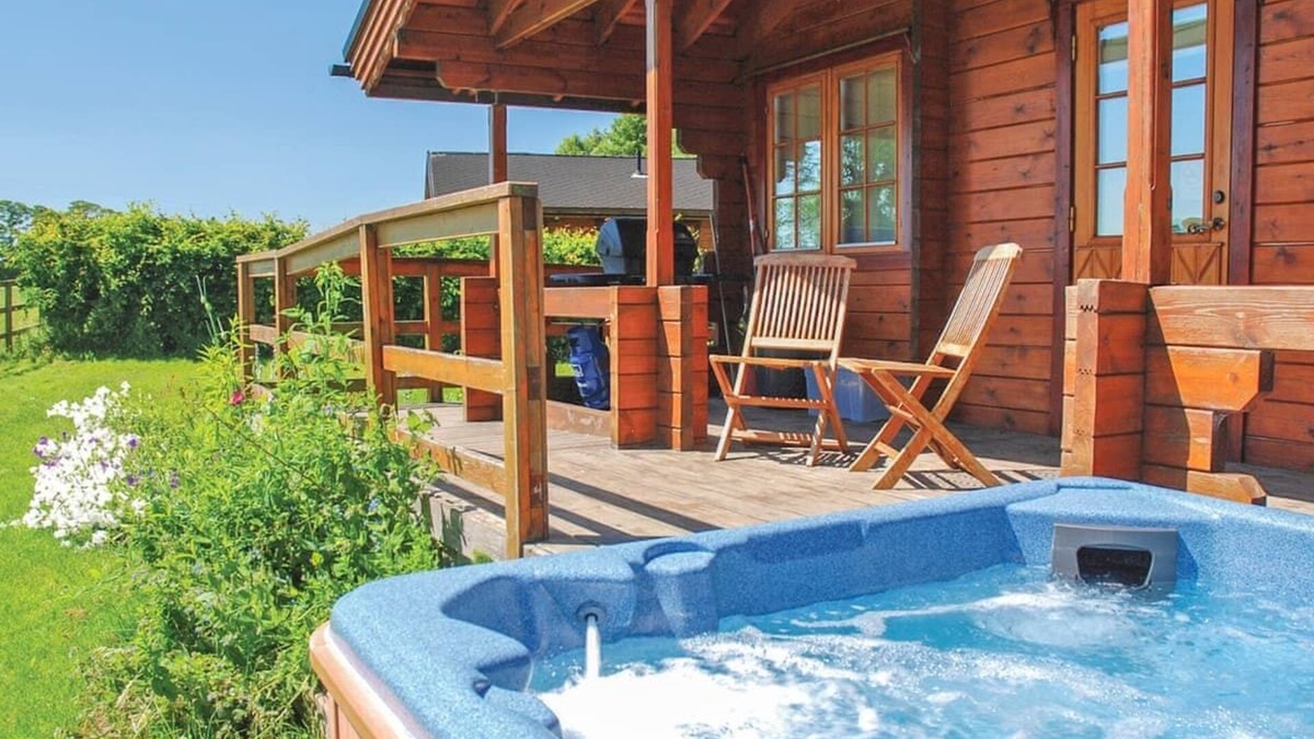 Ryther Ski Chalet | 2 bedroom accommodation in Stillingfleet, York