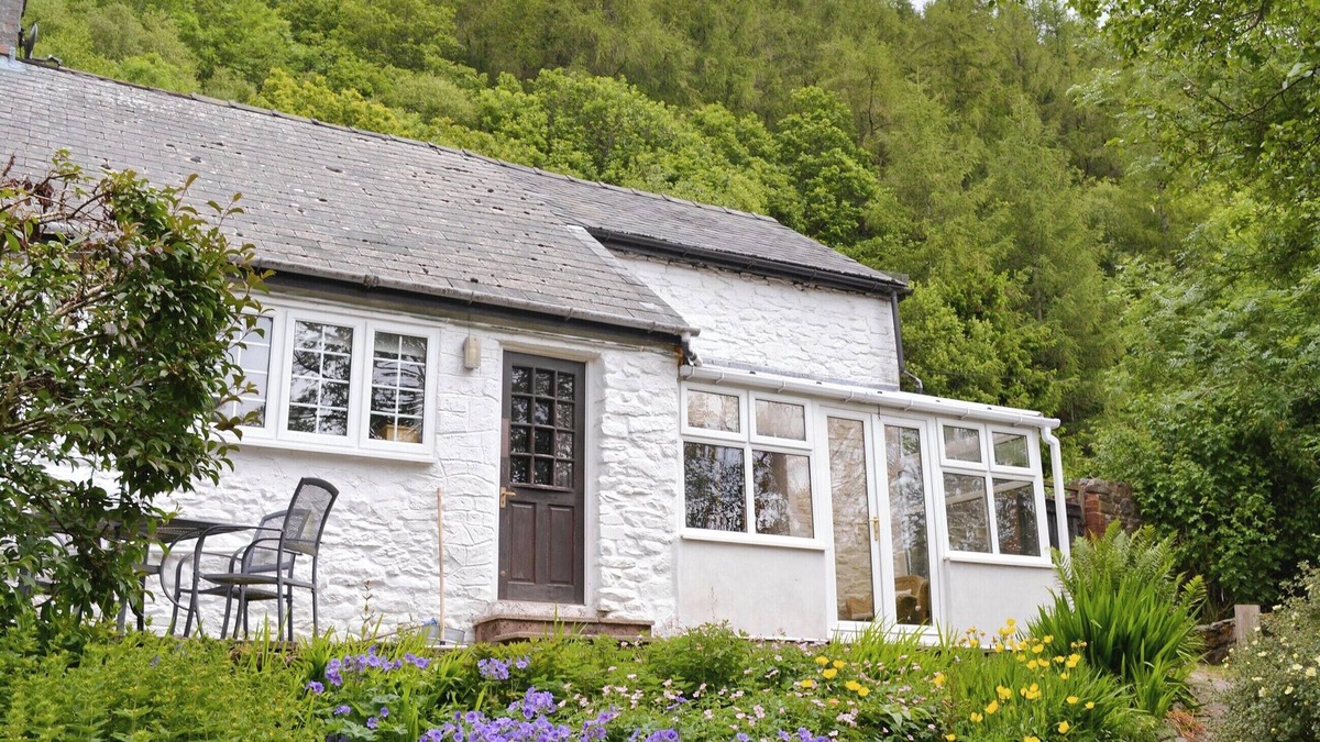 Tirabad Cottage | 2 bedroom accommodation in Llandadarn Fynydd, near Llandrindod Wells