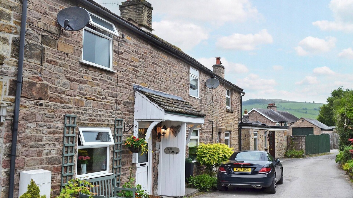 Combs Cottage | 2 bedroom accommodation in Chapel-en-le-Frith, near Buxton