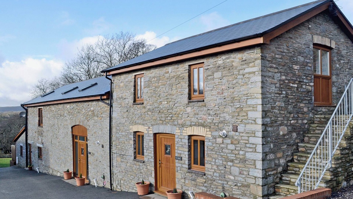 Cilybebyll Cottage | 2 bedroom accommodation in Rhos, near Pontardawe
