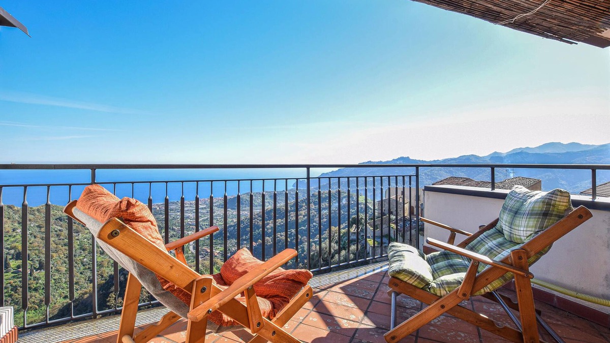 Savoca House | 2 bedroom accommodation in Savoca