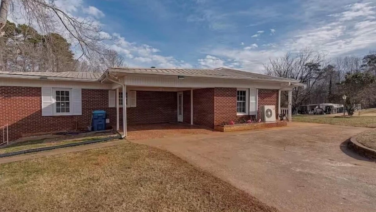 Forest City House | 2-bedroom And 2 Bath house with WiFi, AC in delightful Forest City