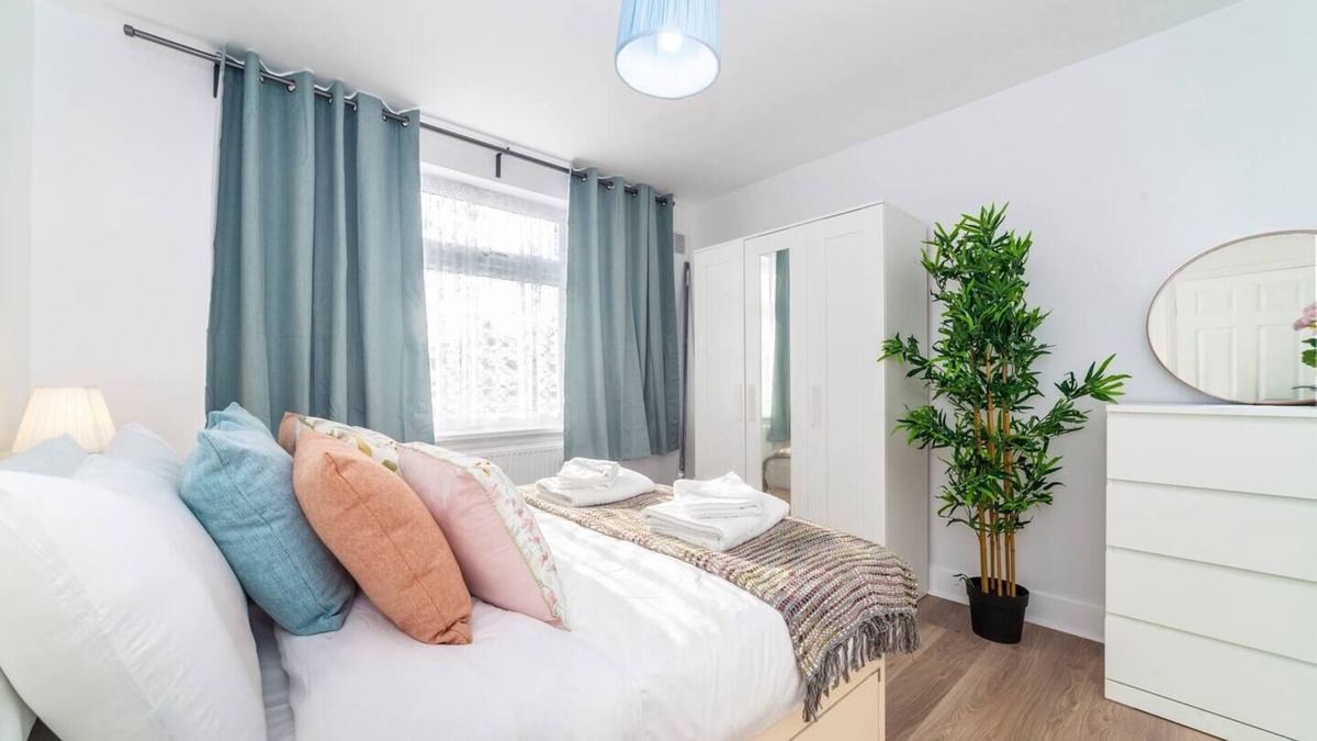Enfield Highway Apartment | 2-Bedroom Apartment in Greater London: Explore and Relax