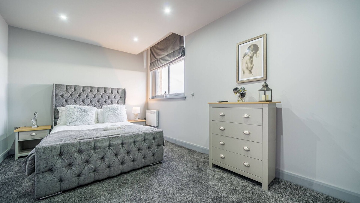 Huddersfield Apartment | 2 Bedroom Apartment with Ensuite & Main Bathroom