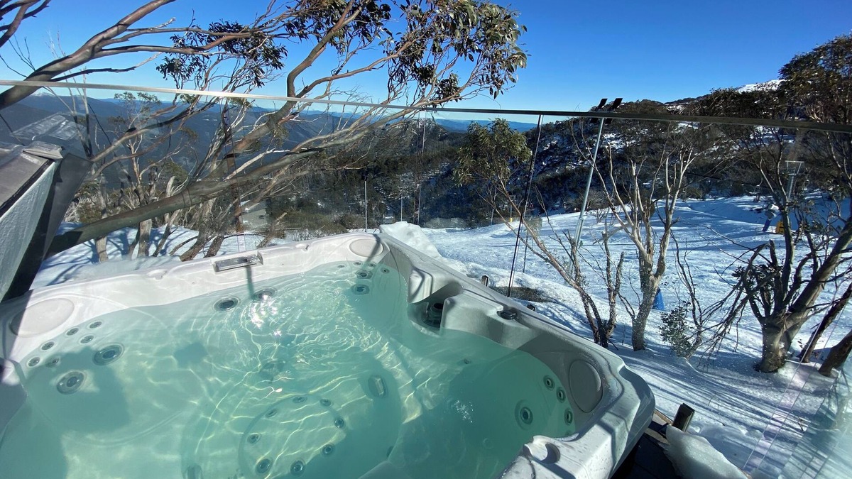 Mount Buller Apartment | 2 Bedroom Apartment with Private Hot tub and amazing views!