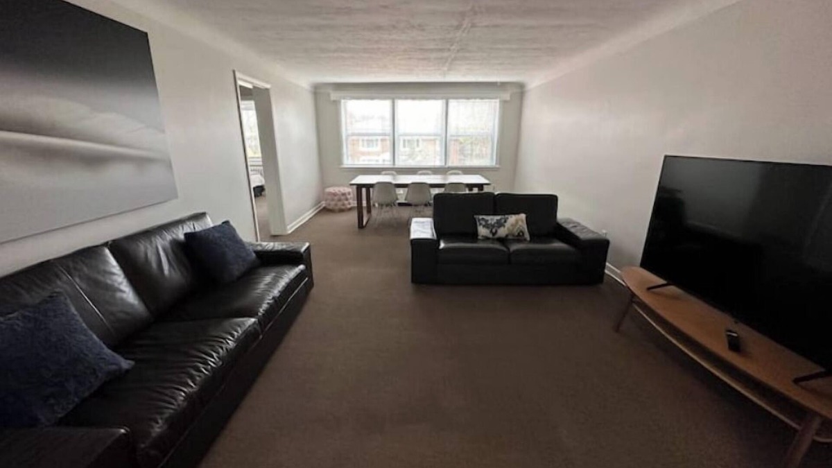 Burlington Apartment | 2 Bedroom Apartment steps to downtown Burlington and waterfront.