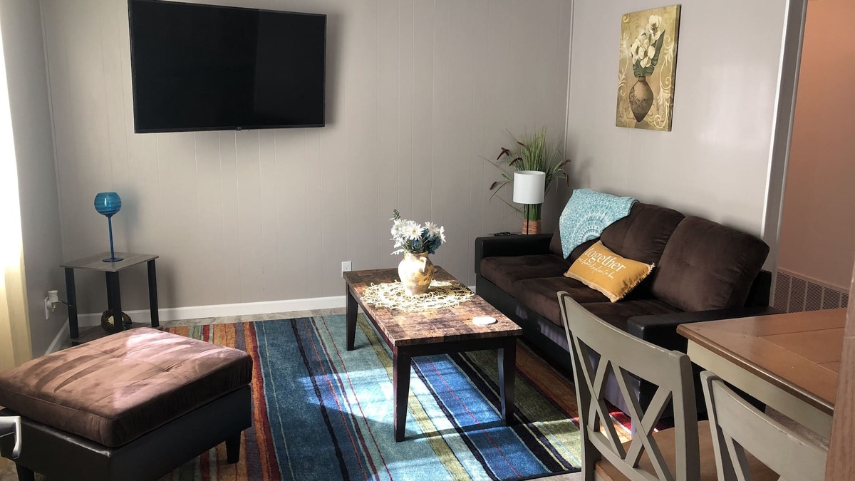 Phillips Apartment | 2 Bedroom Apartment Close to the Action