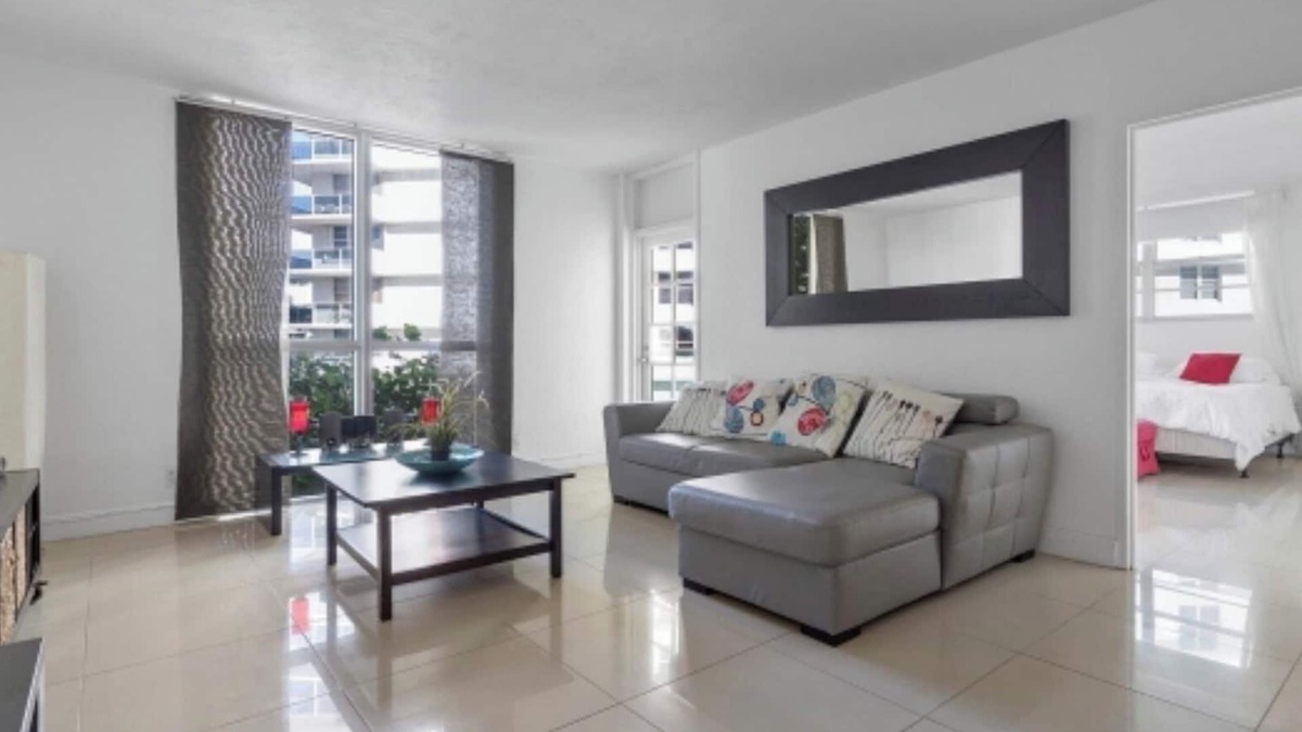 Hollywood South Central Beach Apartment | 2-bedroom apartment in fabulous Hollywood with AC