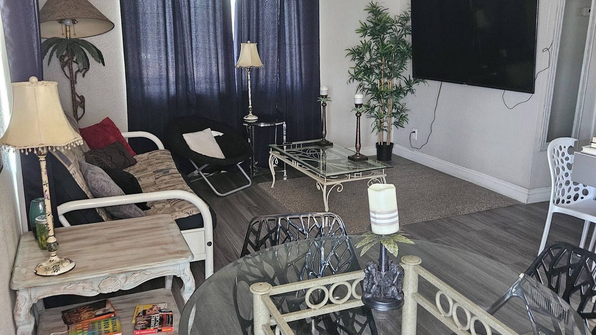 Las Vegas Apartment | 2-bedroom apartment in superb Las Vegas with AC