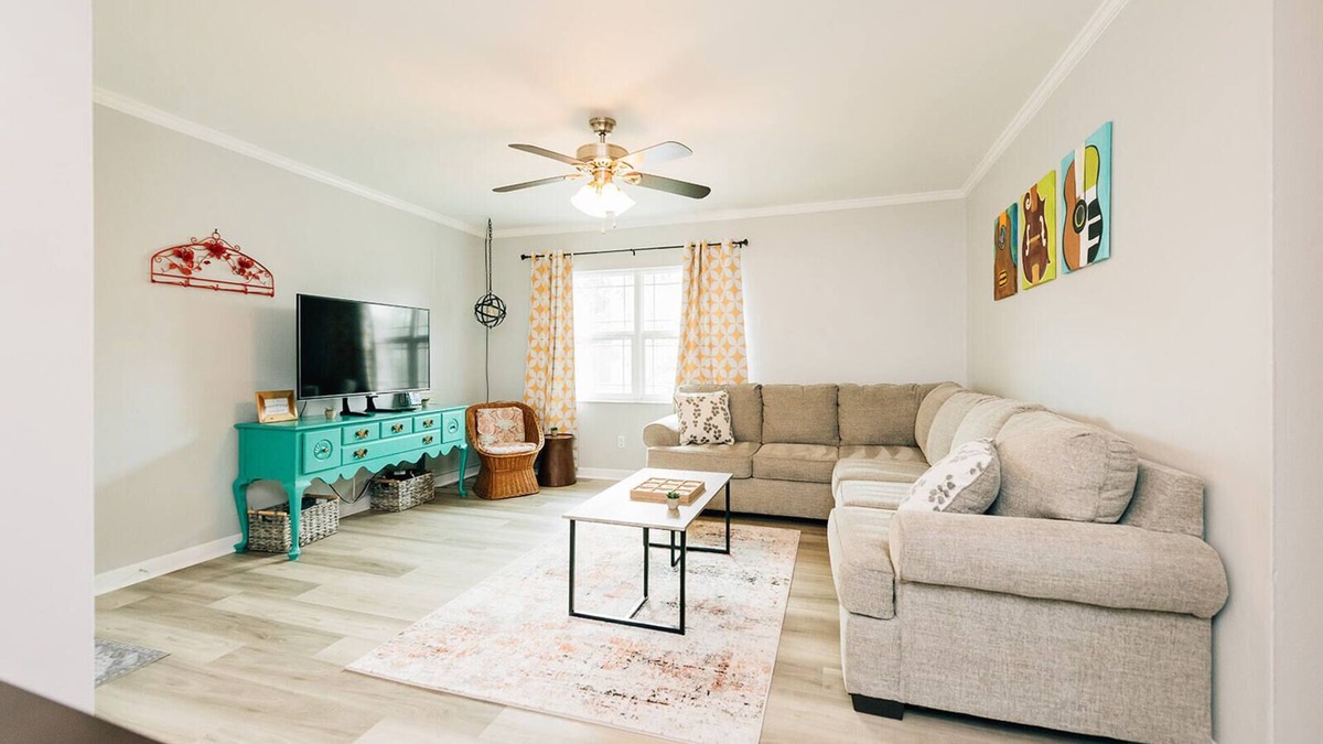 Bayshore Gardens Apartment | 2-bedroom apartment in South Tampa with King Bed!
