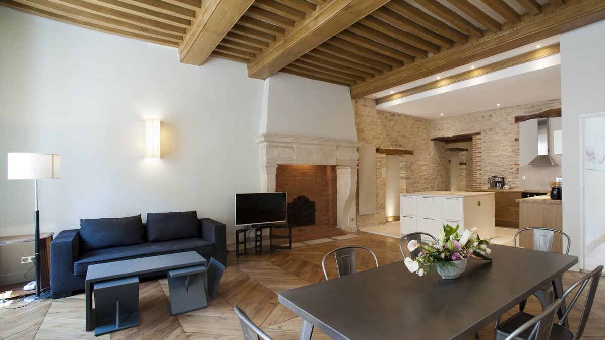 Beaune City Centre Apartment | 2 Bedroom apartment in the historic center! (New full air con installed in 2024)