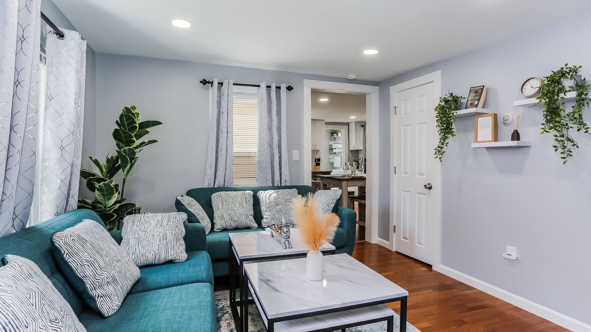 Bristol Apartment | 2 BEDROOM APARTMENT IN BRISTOL NEAR PLAINVILLE