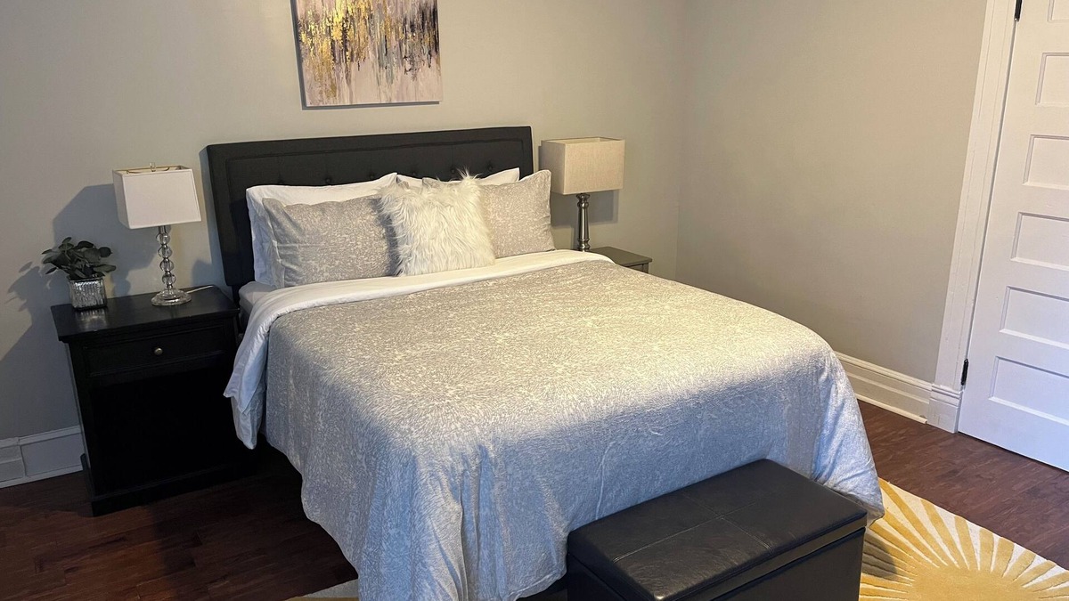 Fan District Apartment | 2-bedroom apartment in pleasant Richmond with AC, WiFi