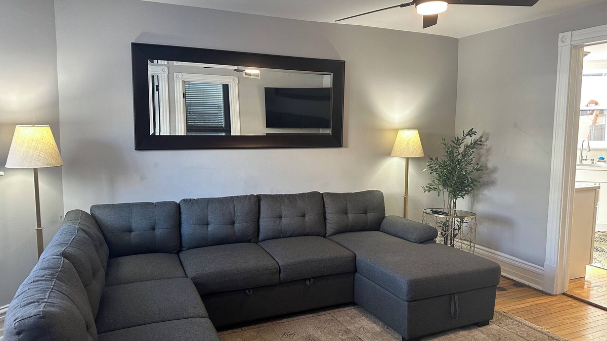 North Center Apartment | 2-bedroom apartment just 2 minutes drive to Wrigley Field