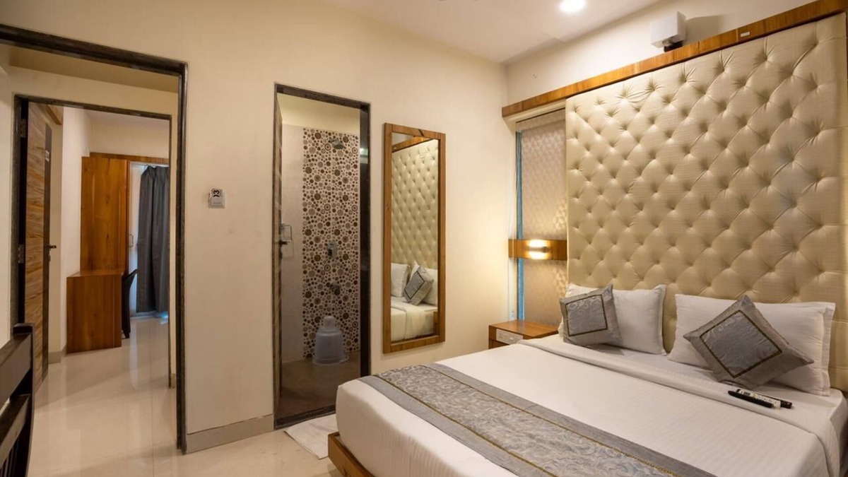 Santacruz Apartment | 2 bedroom apartment near Mumbai Airport