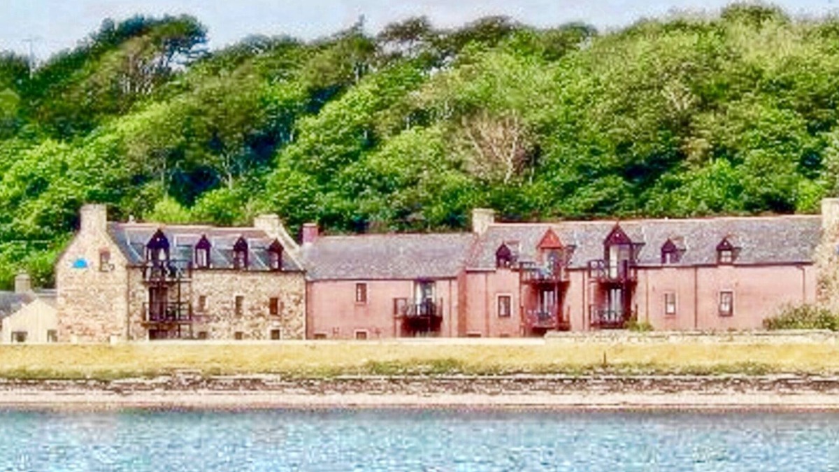 Ardersier Apartment | 2 bedroom apartment with breathtaking views right on the beach near Inverness