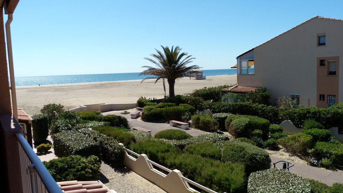 Les Ayguades Apartment | 2 bedroom apartment with sea view and direct access to Gruissan beach