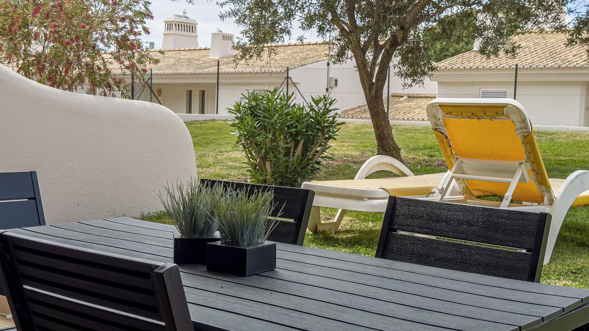 Alporchinhos Condo | 2 bedroom apartment with swimming pool 2m from Sra. da Rocha beach.