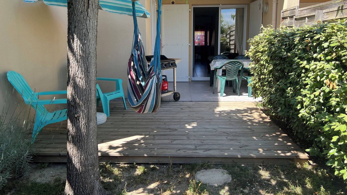 Carcans Plage Apartment | 2 bedroom apartment with terrace and garden 100m from the ocean beach shackles