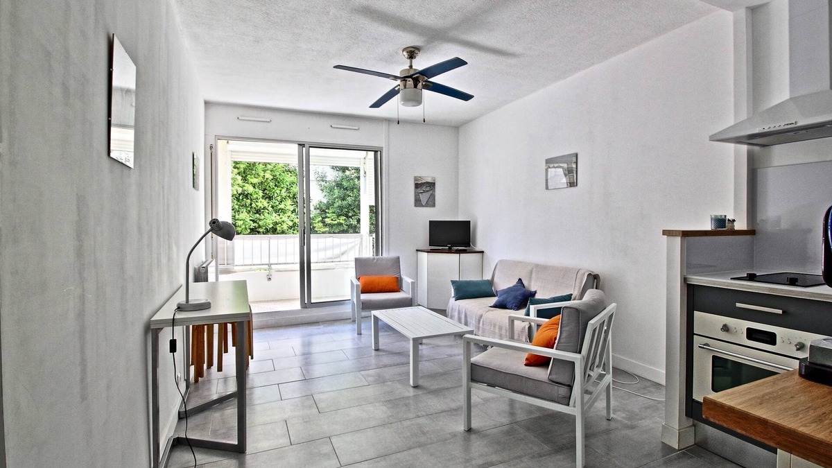 Carnon-Plage Apartment | 2-bedroom apartment with terrace and parking, beach 70 metres away