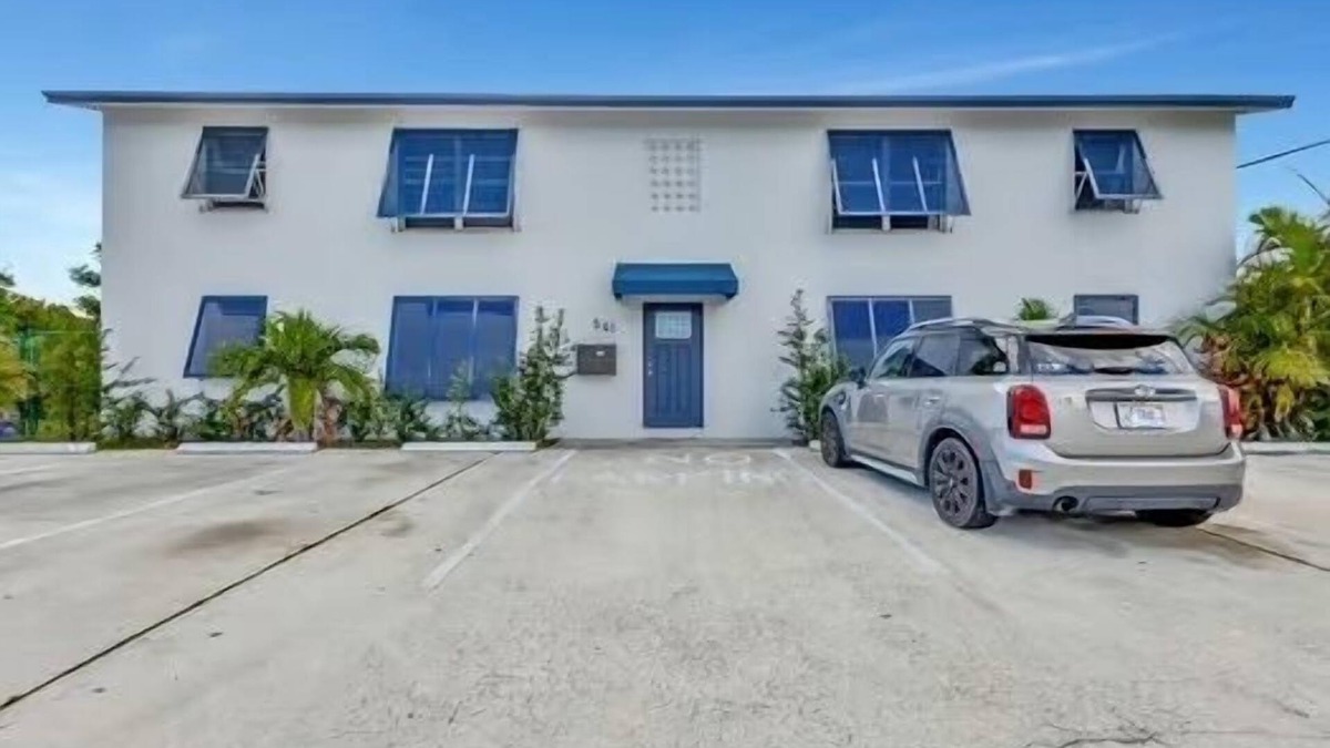 Riviera Beach Apartment | 2 bedroom apt, enjoy baseball WiFi close to the Beach & Rapids