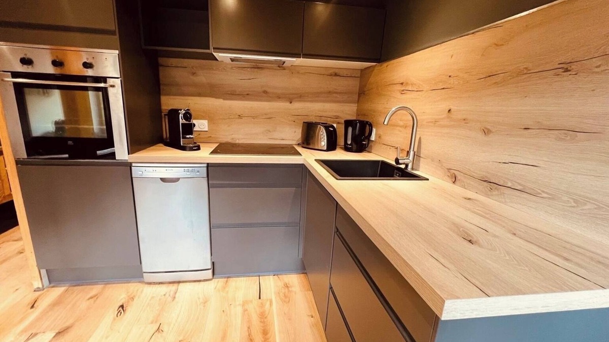 Argentiere Apartment | 2 bedroom apt, balcony facing Mont Blanc, very close to village & GM ski lift