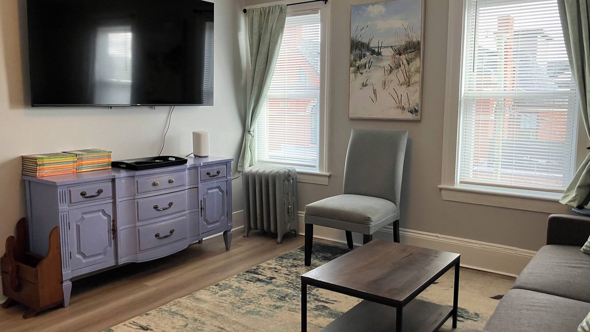 Dover Apartment | 2-Bedroom Apt Near UNH, Portsmouth! - Parking, Full Kitchen, Free Wine!