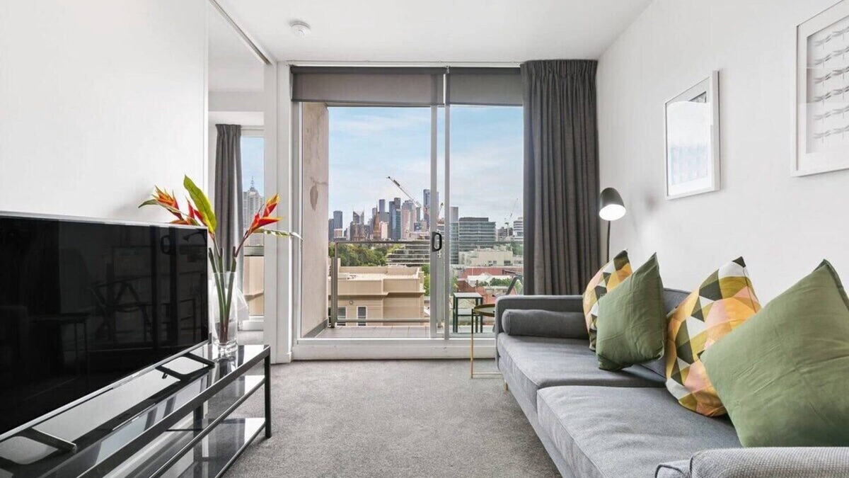 East Melbourne Apartment | 2 Bedroom Apt with Aircon, Parking, Pet Friendly