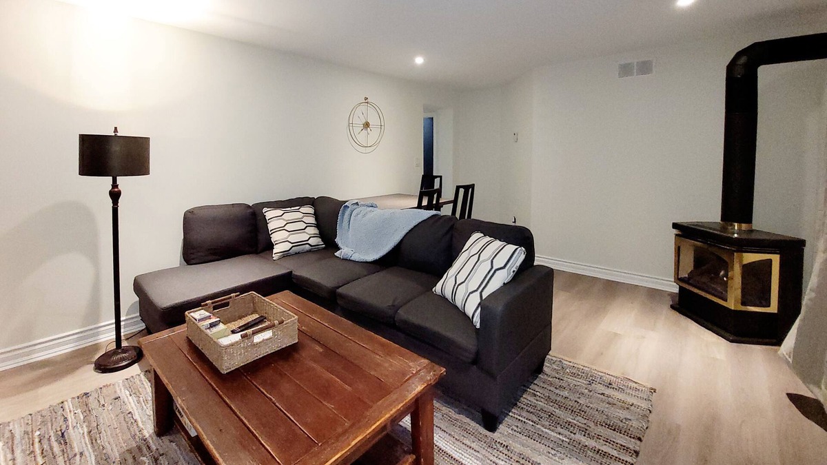 Winona Apartment | 2 Bedroom Basement Apartment between Niagara Falls and Toronto
