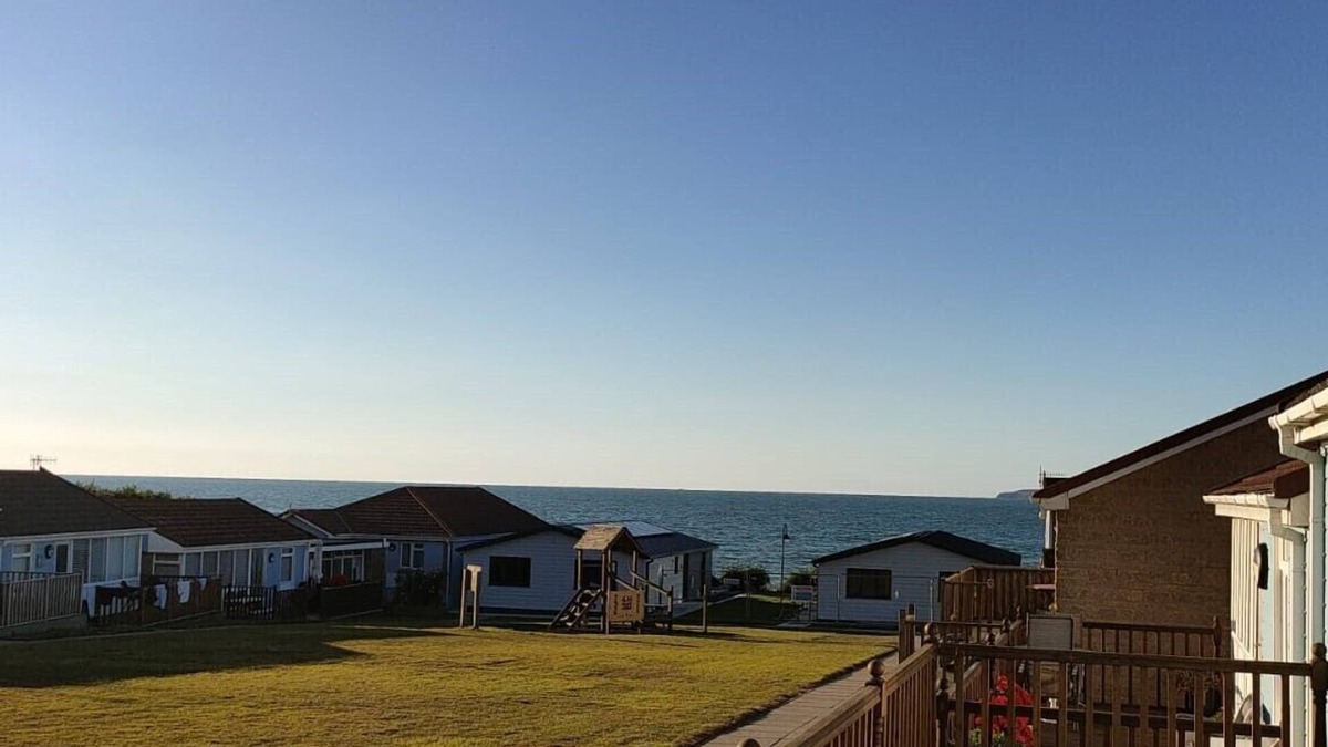 Westleigh House | 2 Bedroom beach cottage with Sea Views. 2 minutes to Westward Ho! Promenade.