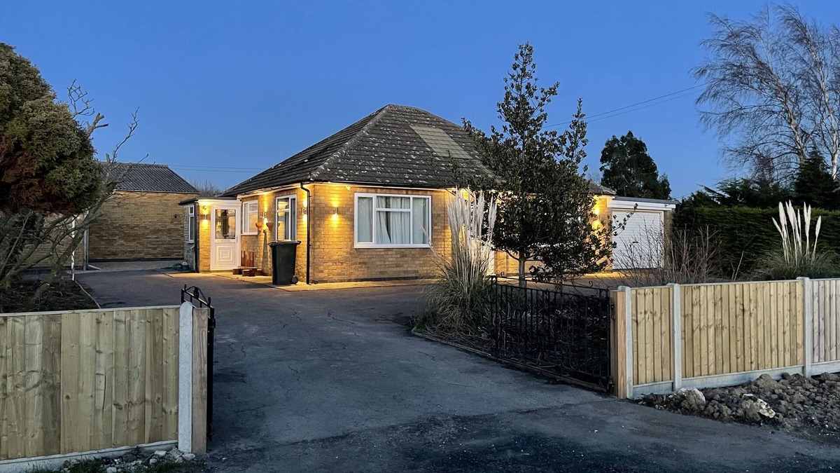 Boston House | 2 Bedroom Bungalow Pet Friendly with Hot Tub.