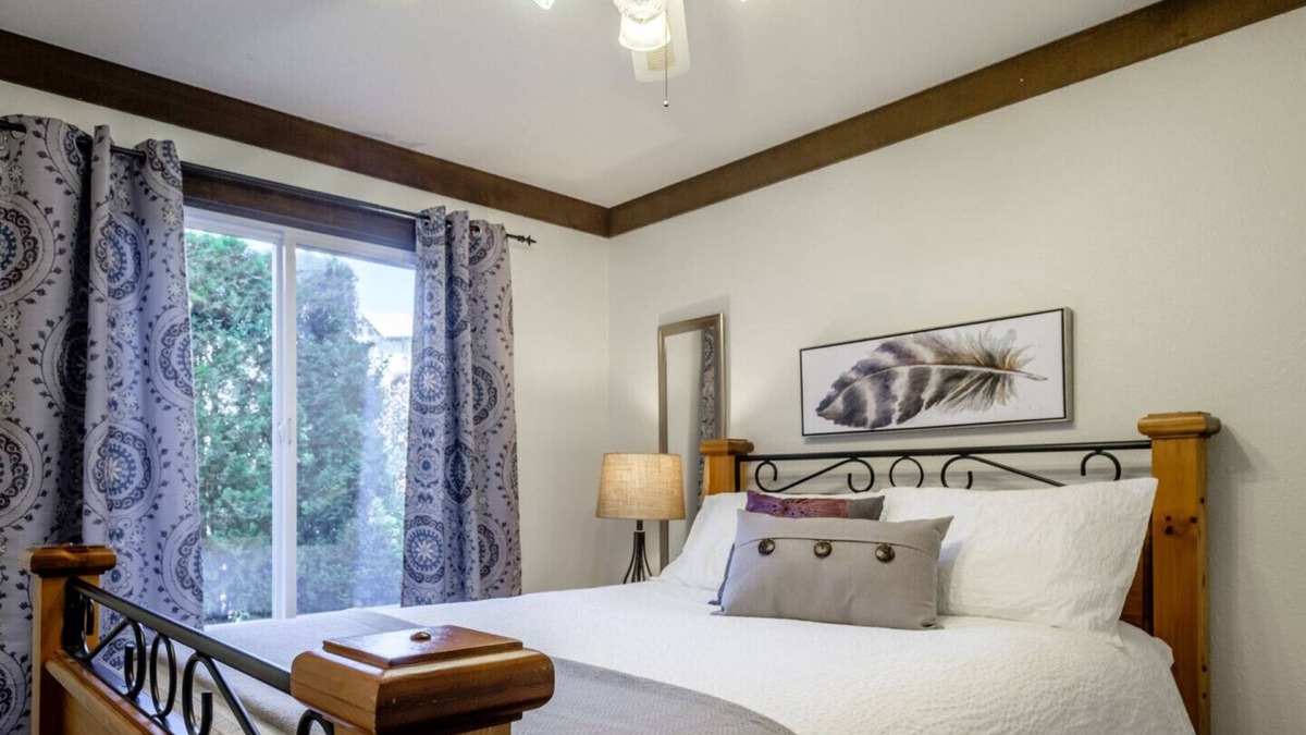 Harrison Hot Springs Cottage | 2 BEDROOM | QUEEN BED + 2 TWIN BEDS + QUEEN SOFA BED | SLEEPS UP TO 6 GUESTS