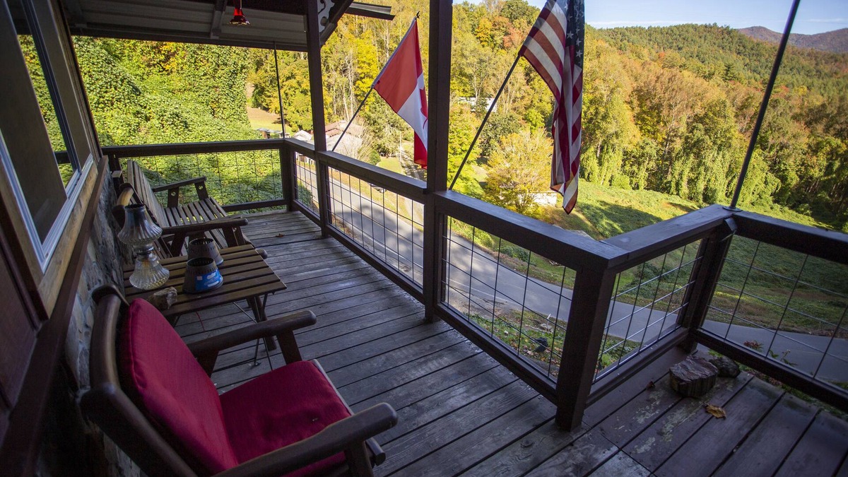 Fontana Dam Cabin | 2-bedroom cabin just 8 minutes from Tail of the Dragon
