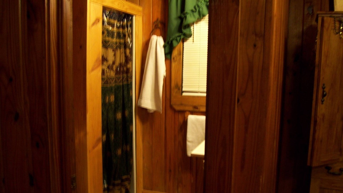 East Dublin Cabin | 2 Bedroom Cabin On Ben Hall Lake. This Cabin Is Right On The Lake.