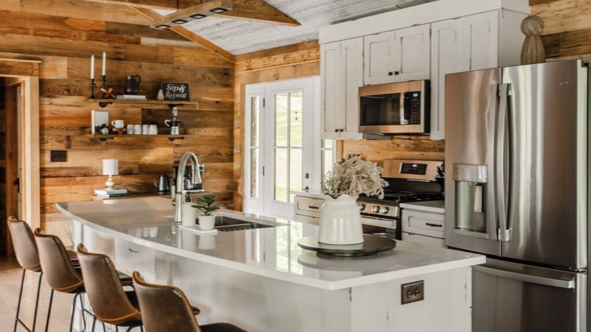 Sinking Spring Cabin | 2 Bedroom Cabin with Pickleball Court, Sectional Couch and Outdoor Dining
