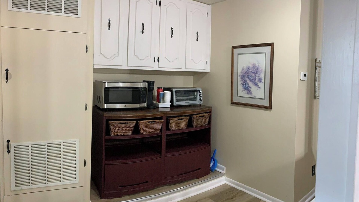 Topeka House | 2-bedroom Carriage House in downtown Topeka - AC high speed Wi-Fi & parking