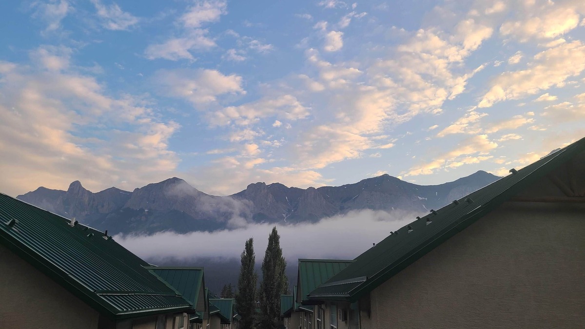 Harvie Heights Ski Chalet | 2 Bedroom Chalet between Canmore & Banff (sleeps 7 (up to 6 Adults and 1 Child)