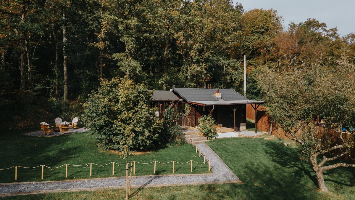 Sevry Ski Chalet | 2-bedroom chalet with outdoor spa, pétanque court & children cabin in Ardennes