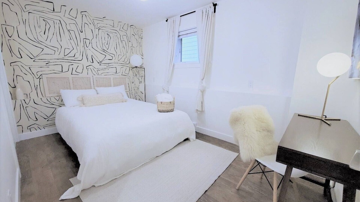 Kensington-Cedar Cottage House | ❤ 2 BEDROOM Charmer - Minutes to downtown - FREE Parking