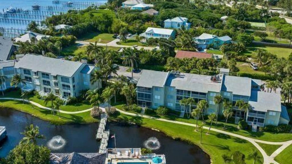 Stuart Condo | 2 Bedroom Condo 320731 by Houzlet