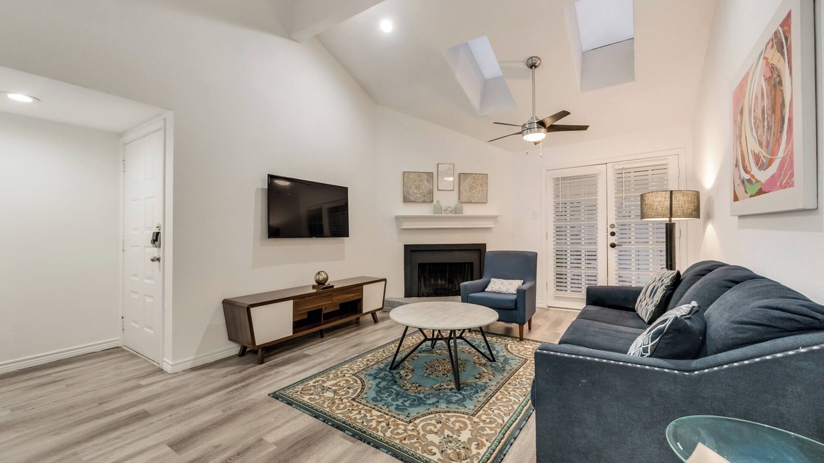 Vickery Meadow Condo | 2-bedroom condo in charming Dallas with WiFi, AC