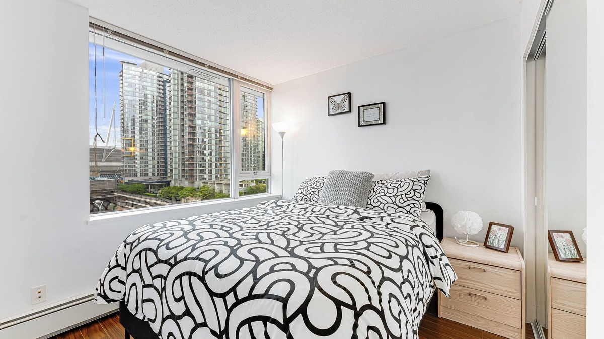 Central Condo | 2 Bedroom condo in heart of Downtown Vancouver with Pool, Gym & Free Parking
