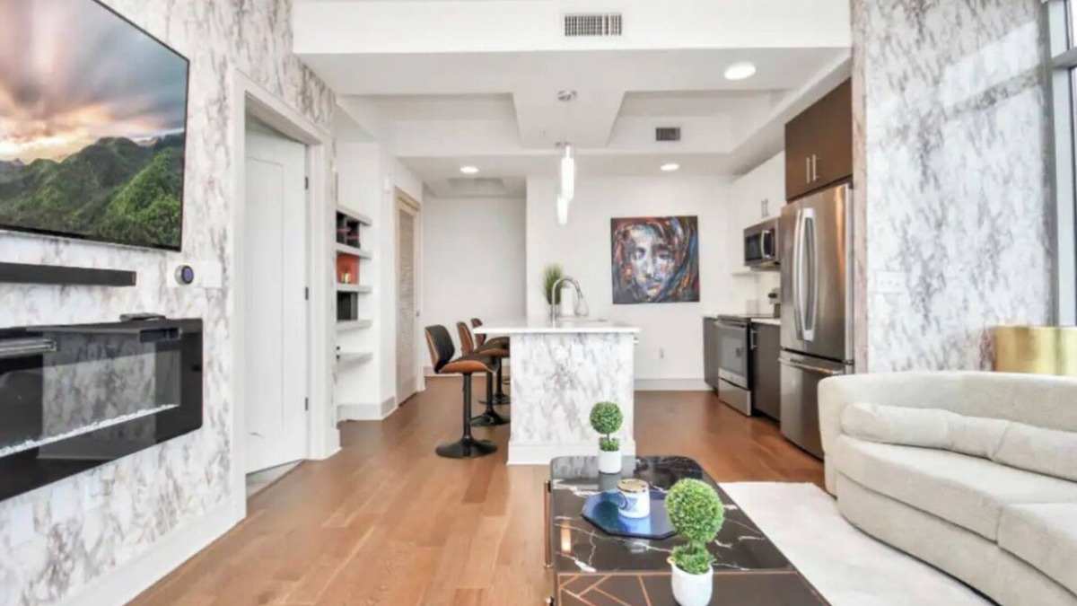 South Central Houston Condo | 2-bedroom condo in Heart of Texas Medical Center w/fitness, rooftop pool & more