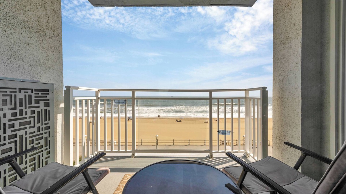 Northeast Virginia Beach Apartment | 2-bedroom condo in Virginia Beach with WiFi - Steps away from the beach!