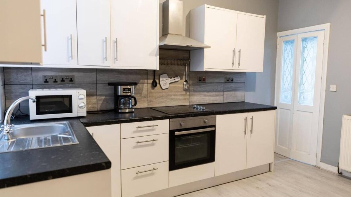 Barnsley House | 2 Bedroom Cossy Detached Property