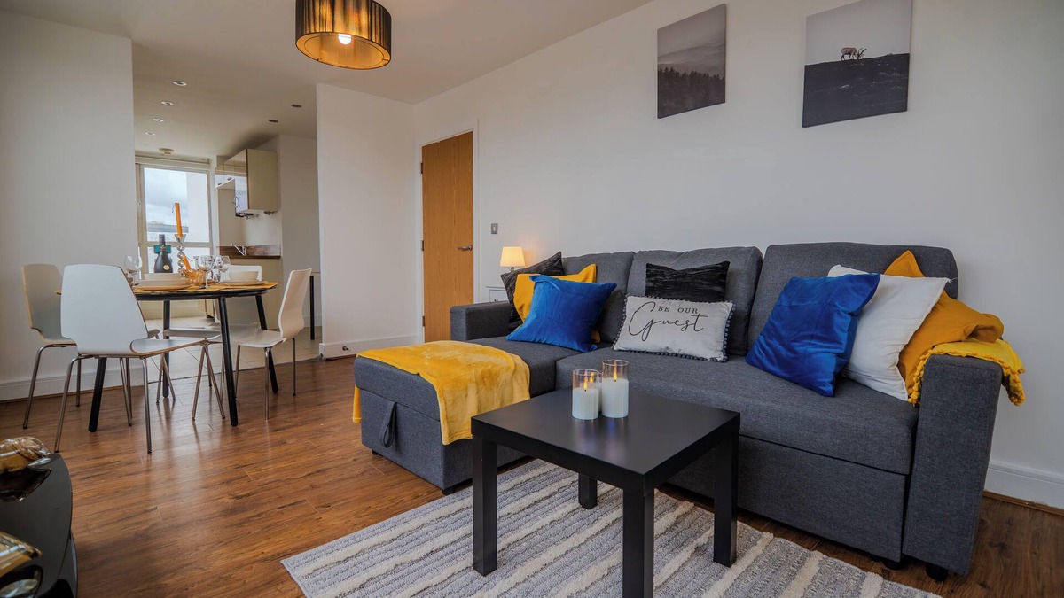 West Thornton Apartment | 2 bedroom Cosy Penthouse in London