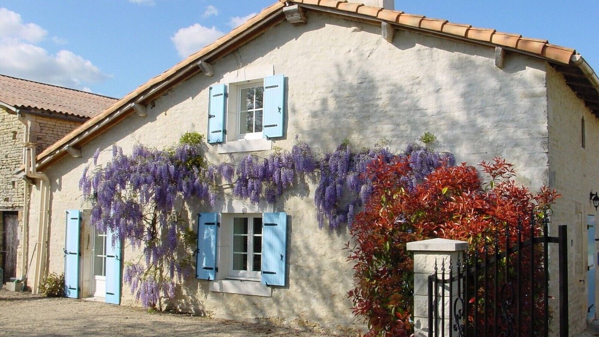 Brulain Cottage | 2 bedroom cottage close to Niort with indoor pool
